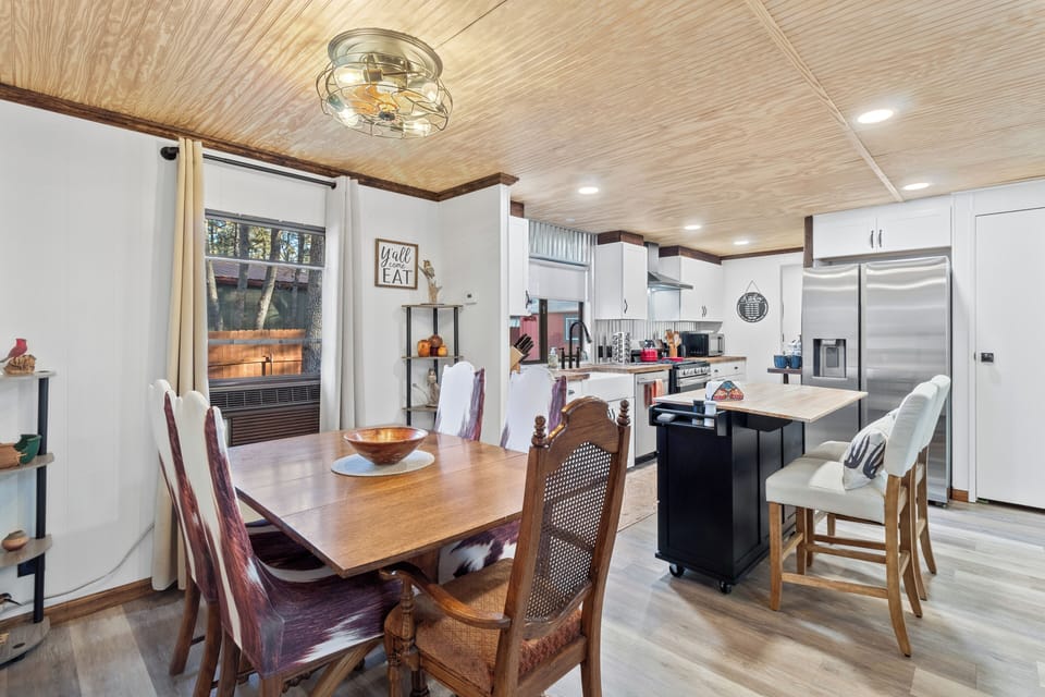 Room for 6 around the dining table.Two additional barstools at the island.
