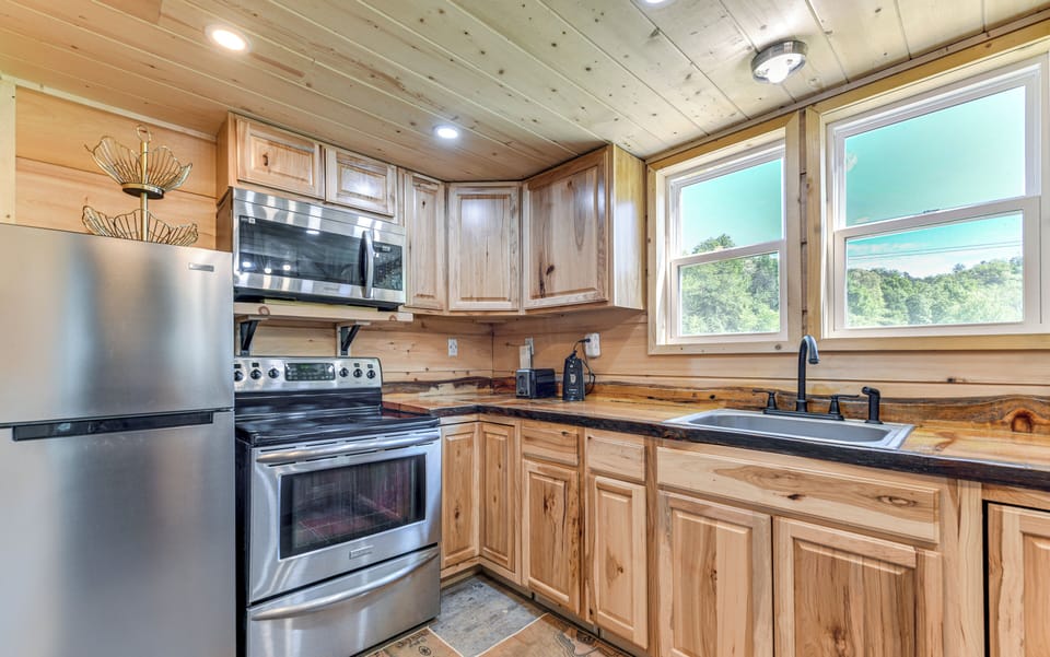 Kitchen | Dual Drip/Keurig Coffee Maker | Dishwasher | Toaster | 1st Floor