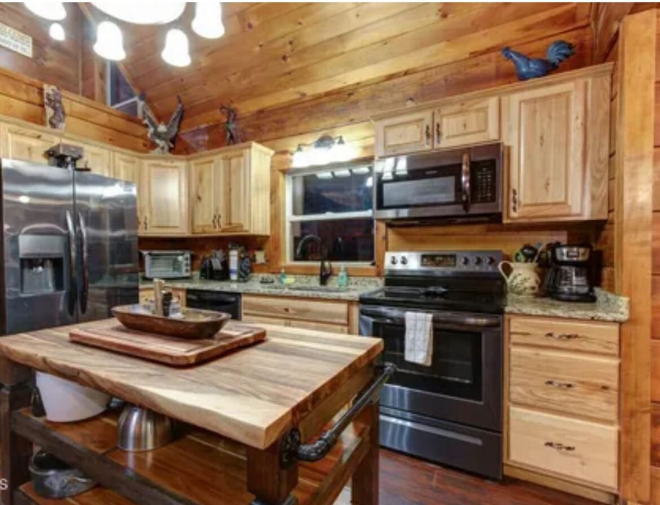 	•	Fully equipped kitchen with stove, microwave, and coffee maker