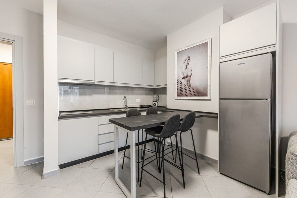 Dining area and fully-equipped kitchen