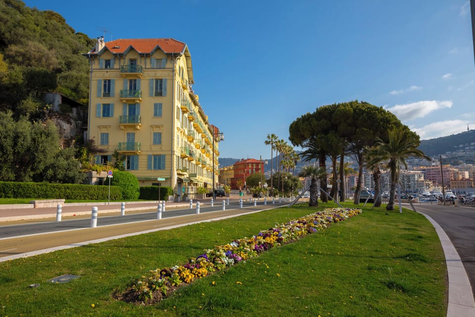 Cycling path along the Harbor