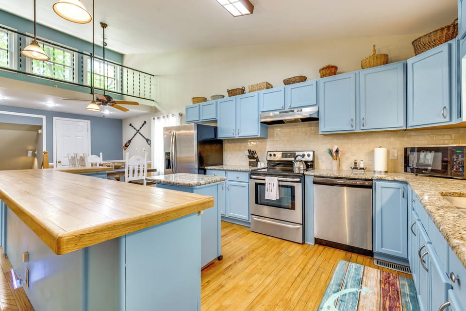 Dining & Kitchen Area | 2-Story Home