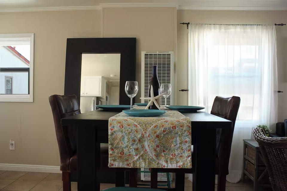 Dining area. (Unit B)