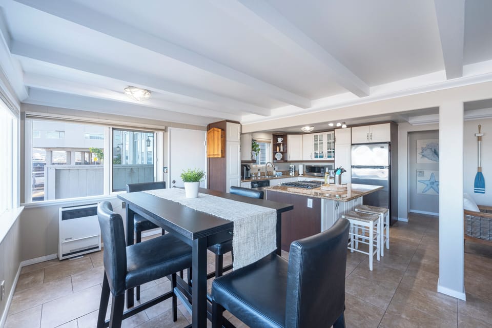 A seamless flow between the kitchen and dining areas. (Edgewater B)