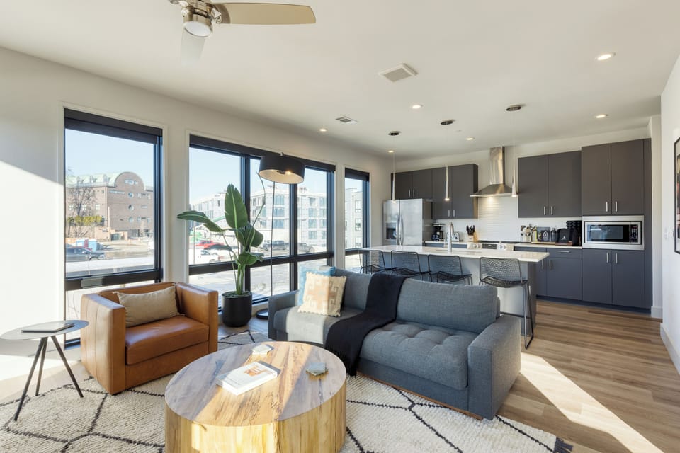 Floor-to-ceiling windows. (Honkey-Tonk)