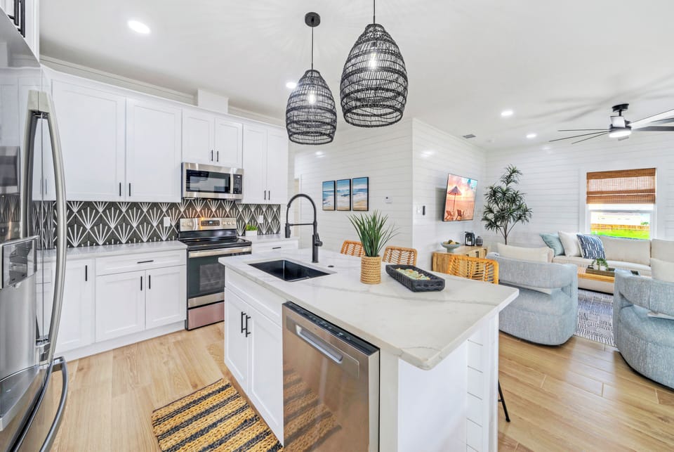 Ample counter space for your culinary adventure. (Tux "Sea" Do)