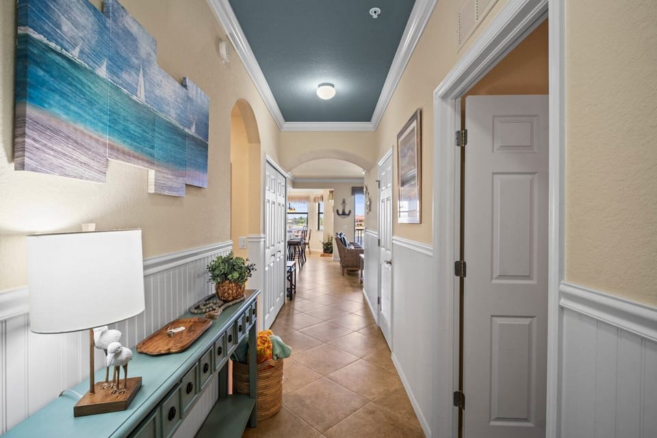 Front Entryway (Primary bedroom right side)