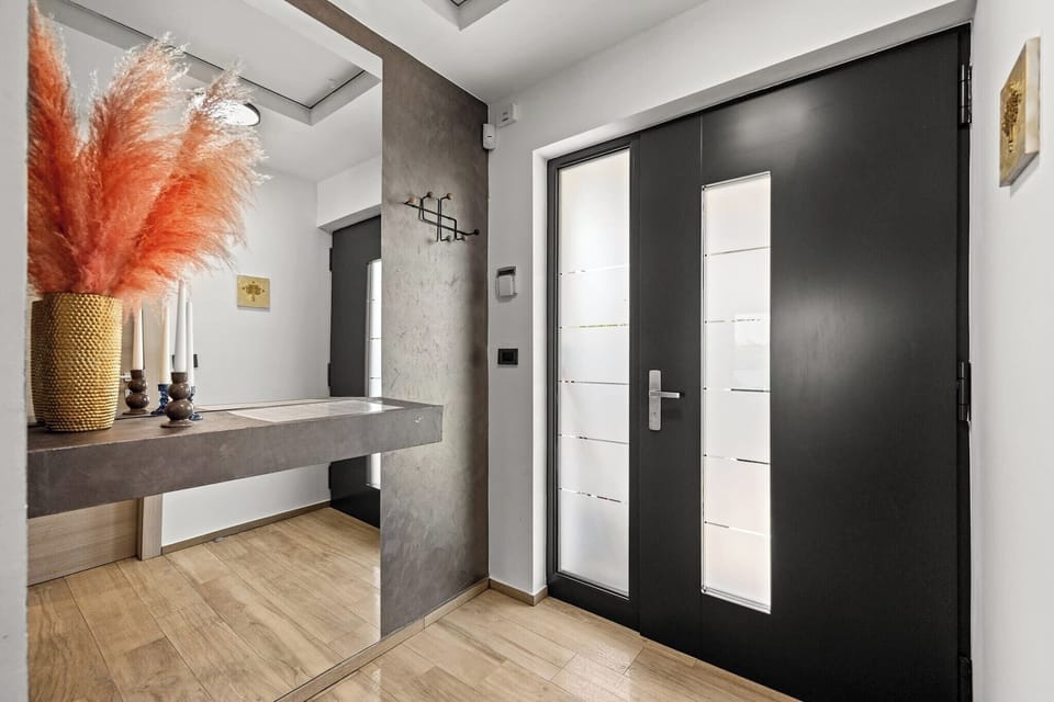Entrance / Reception