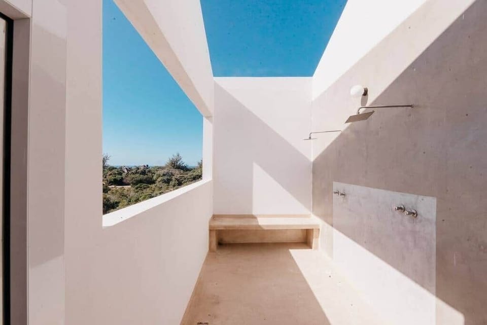 Primary bedroom - Upper level outdoor shower overlooking the sea