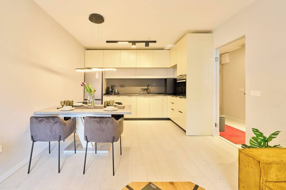 Cook, sip, and savor in this fully equipped kitchen. Wondering about local markets? We’re happy to recommend!