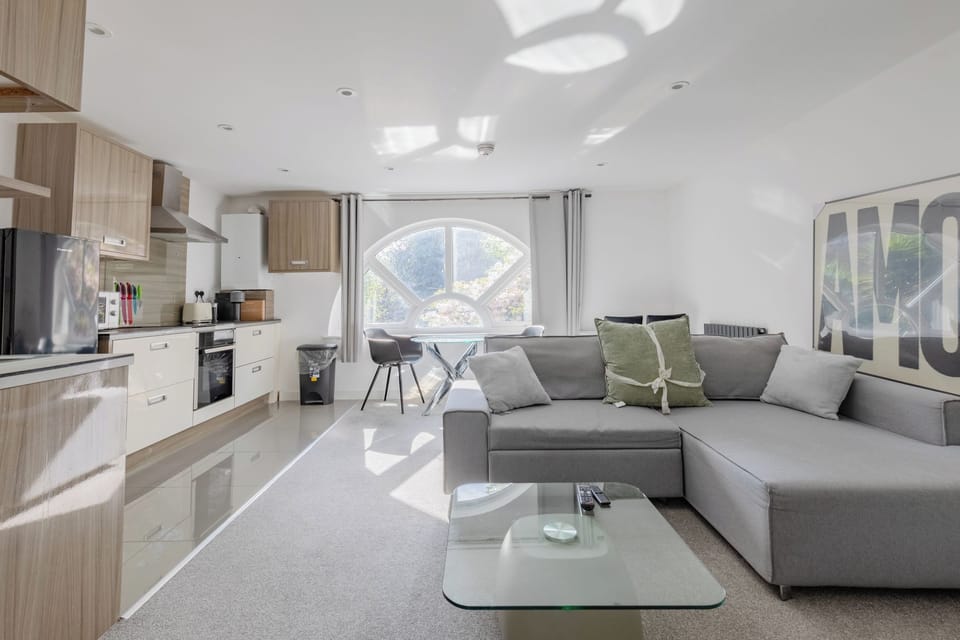 Bright Canal-Side Flat, Canada Water Apartment in London Borough of Southwark
