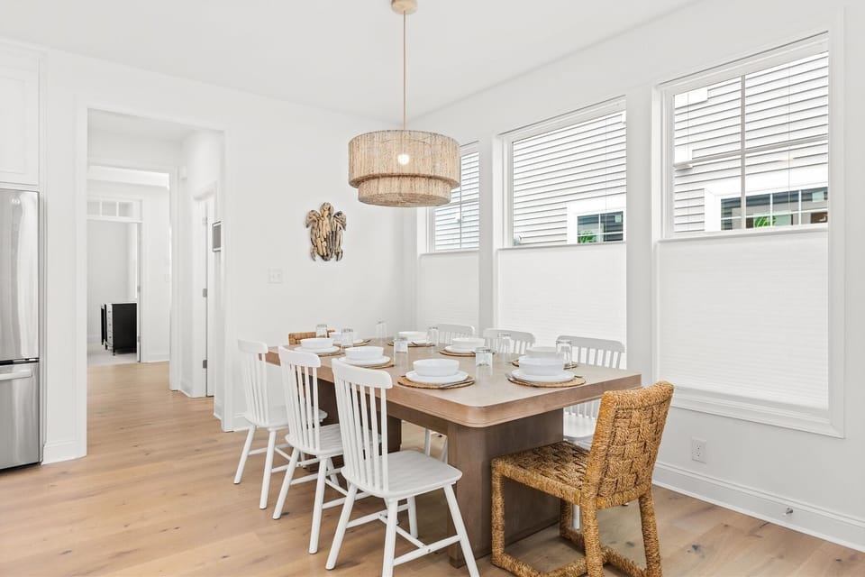 Large dinning area for family gathering