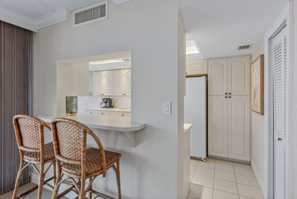 Bar that opens up into the kitchen