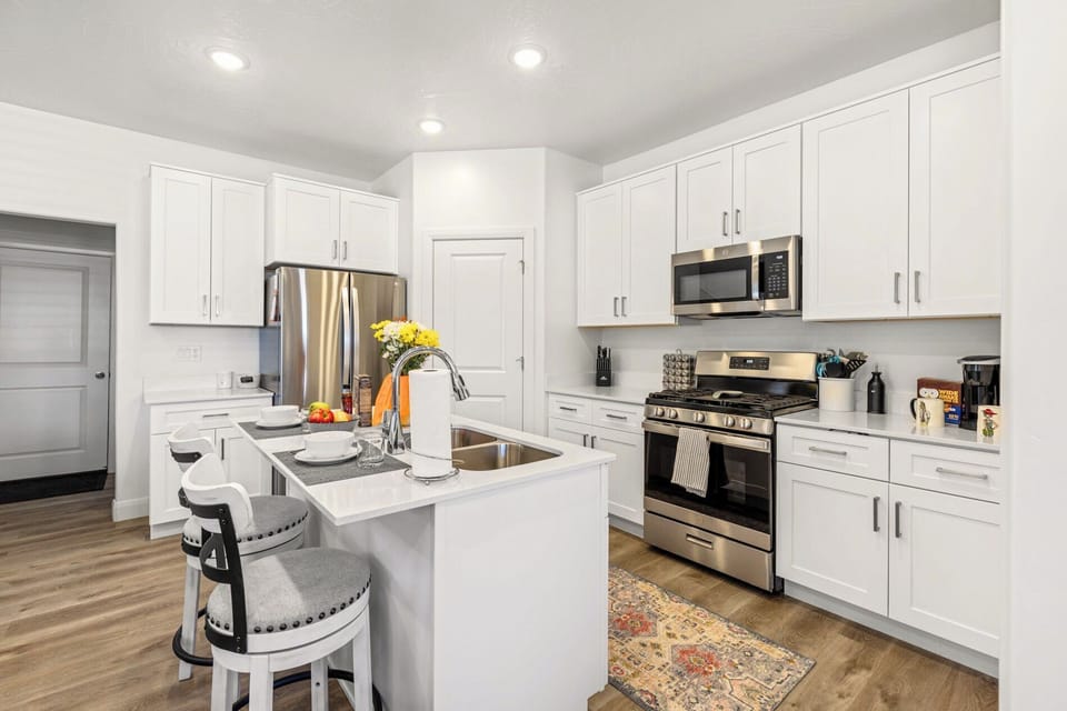 Fully fitted kitchen – modern appliances