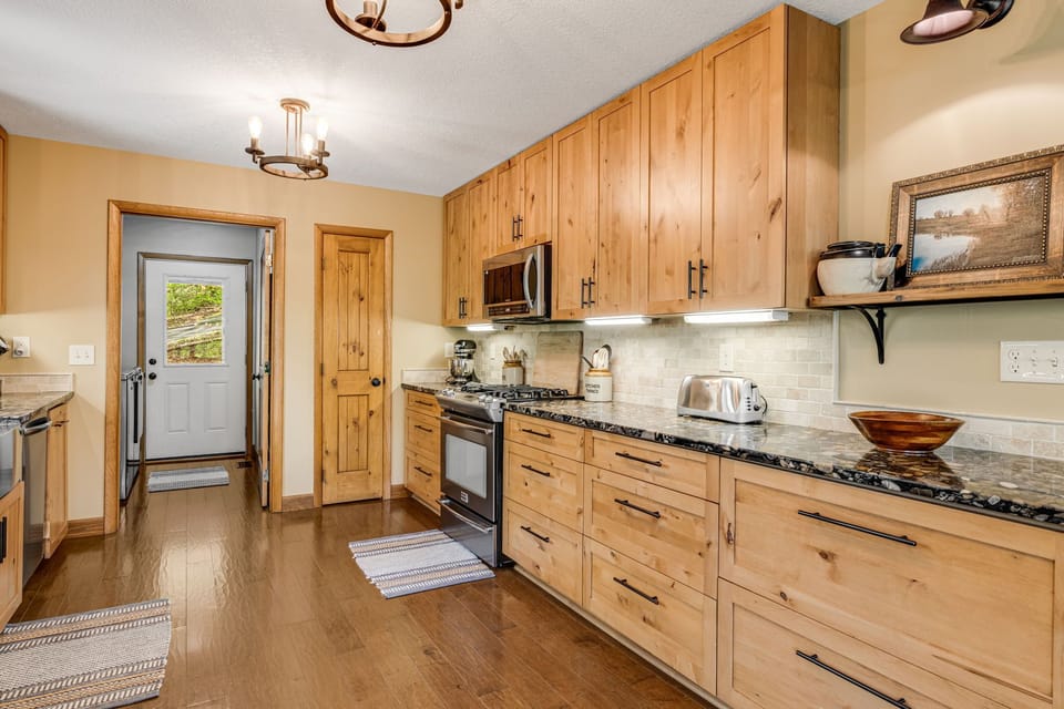 Fully Equipped Kitchen w/ Stainless Steel Appliances