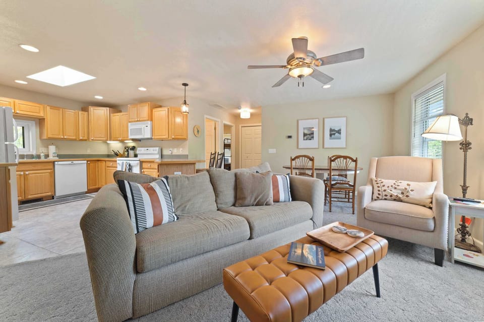 Open, bright, and made for connection—this living space is where coffee starts the day, meals bring everyone together, and evenings wind down in comfort.
