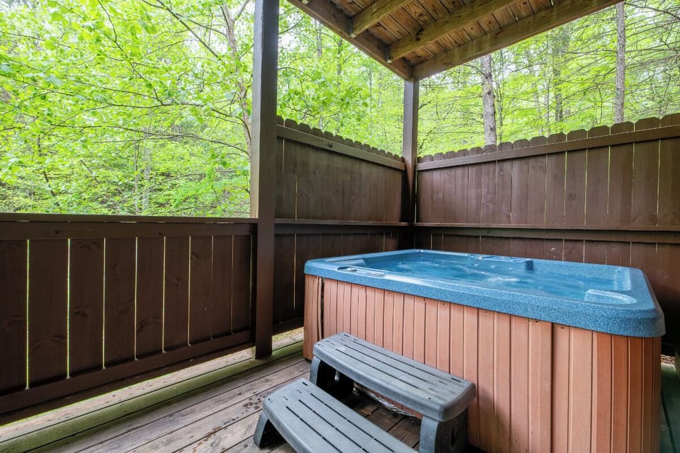 Bear Play 23's bubbling hot tub