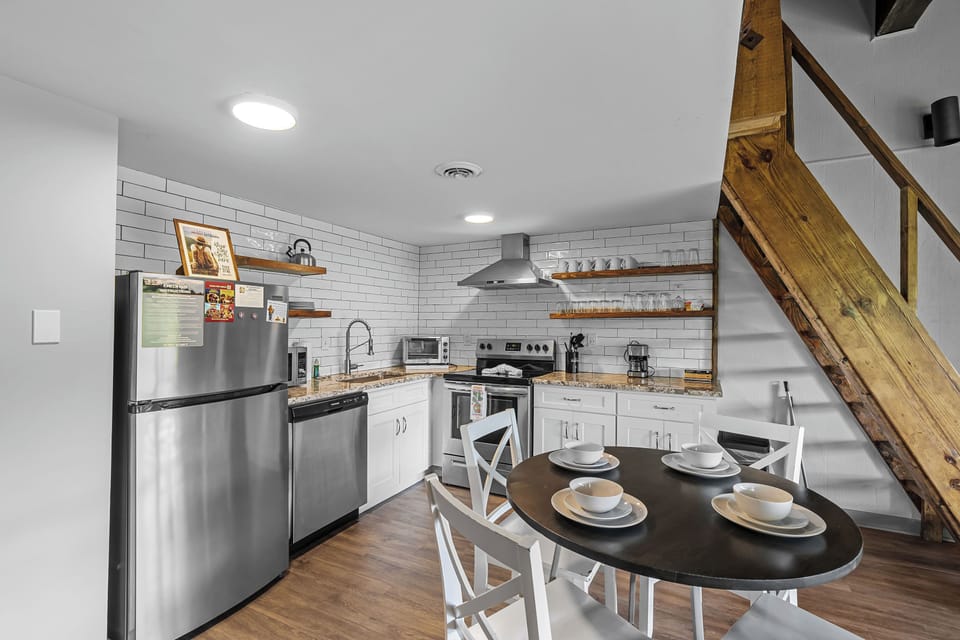Kitchen/Dining Area