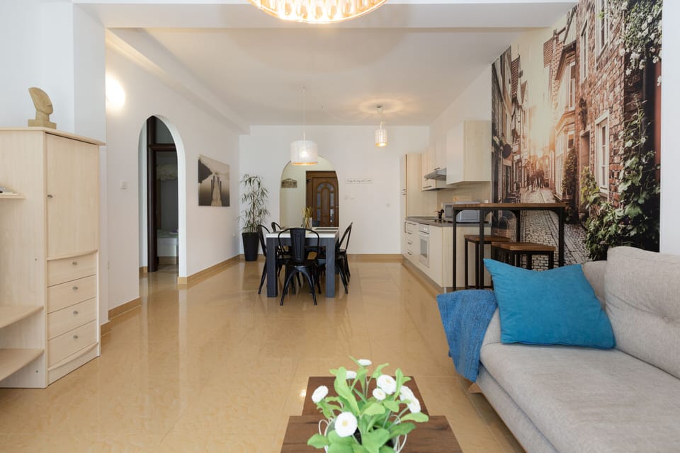 Living Room / Lounge