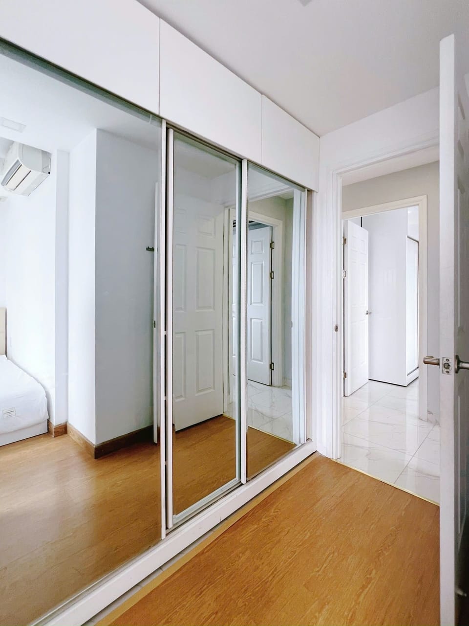 Room 1: wardrobe