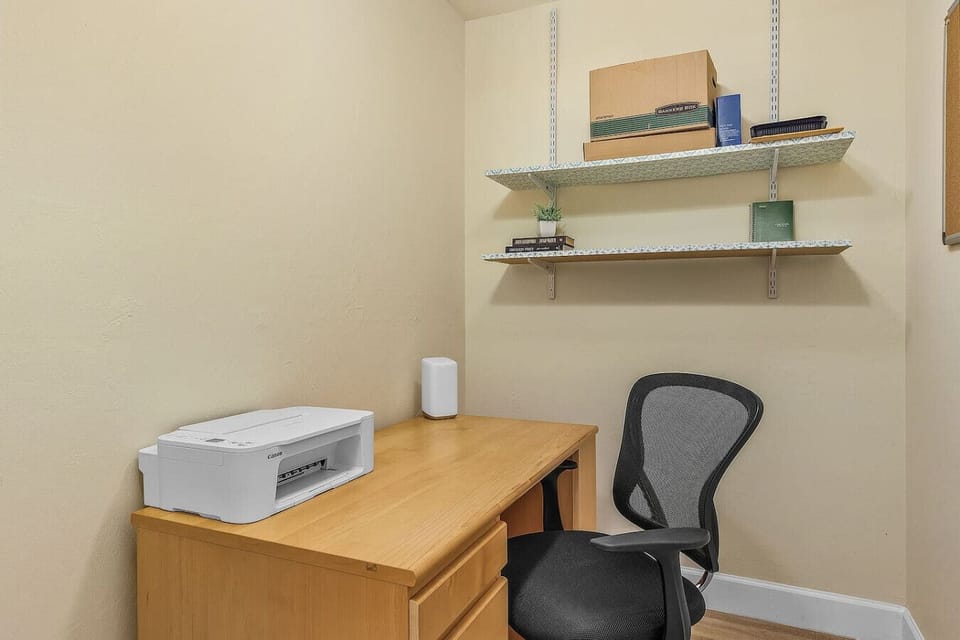 An uncluttered office is at your fingertips