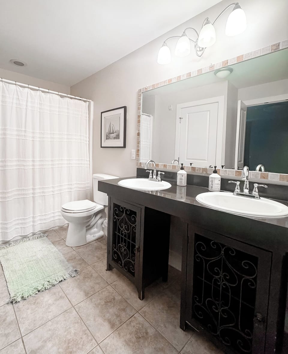 Full Bathroom 