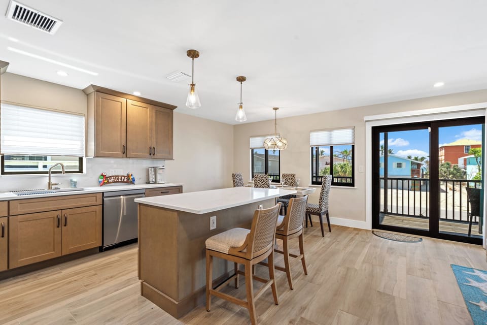 2 Min Walk to Ft Myers Beach! REMODELED VACATION PALMETTO TREE HOUSE, NEW POOL!