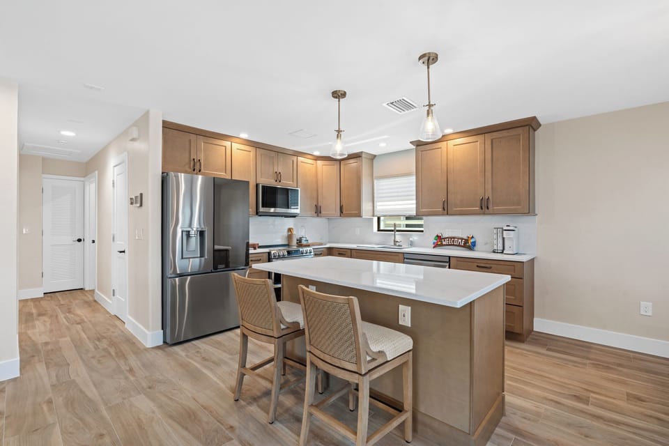 2 Min Walk to Ft Myers Beach! REMODELED VACATION PALMETTO TREE HOUSE, NEW POOL!