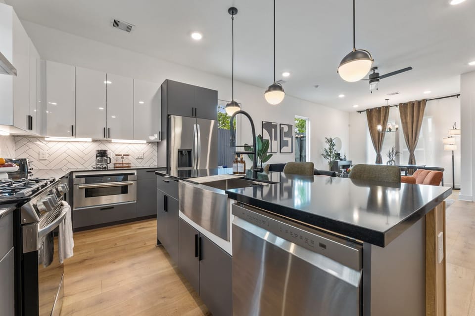 Modern Chef’s Kitchen with Island Seating and Open Layout
