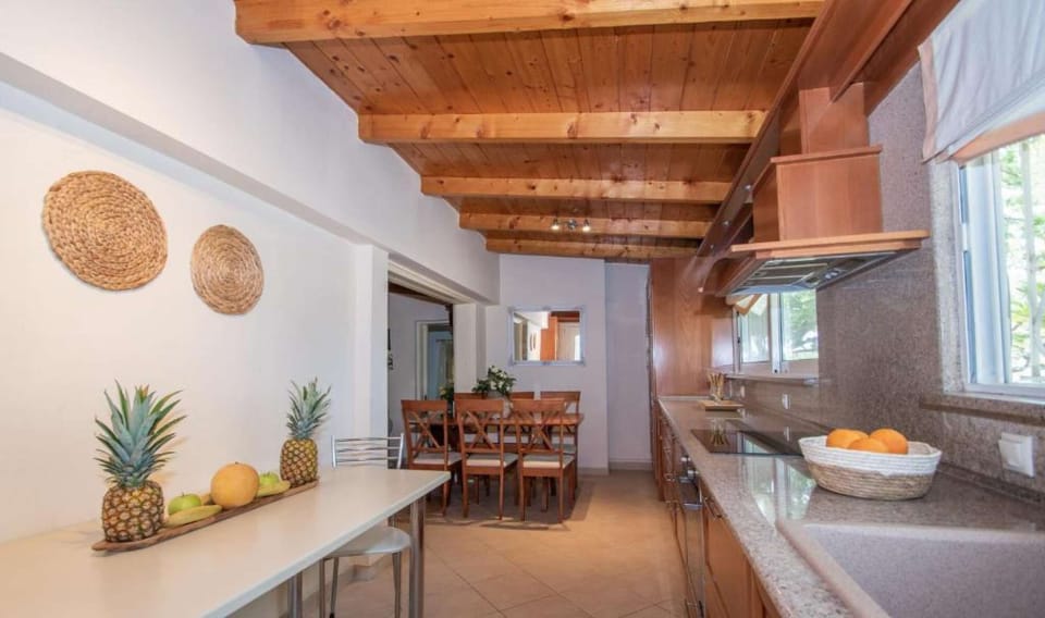 kitchen,dining table