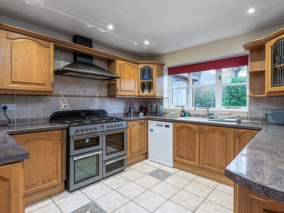 Kitchen, Kitchen Appliance, Countertop, Cabinetry, Major Appliance, Flooring, Interior Design, Wood, Home Appliance, Floor