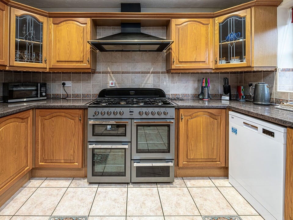 Kitchen Appliance, Kitchen, Countertop, Major Appliance, Cabinetry, Kitchen Stove, Home Appliance, Flooring, Wood, Stove