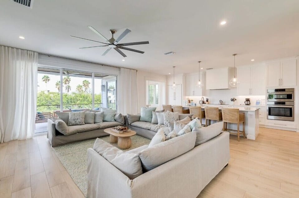 Spacious livingroom 