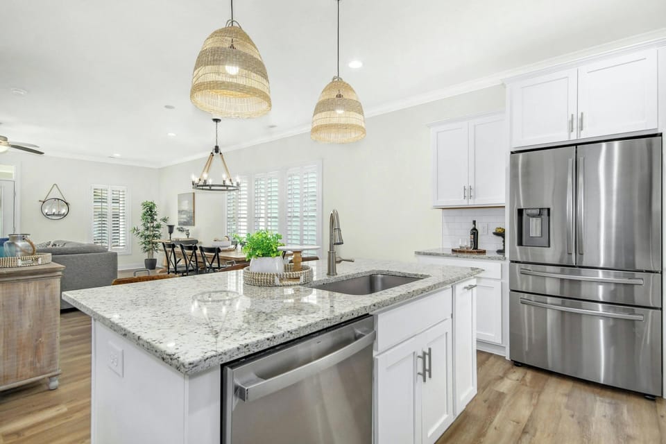 Kitchen with plumbed in drinking water and ice in Refrigerator