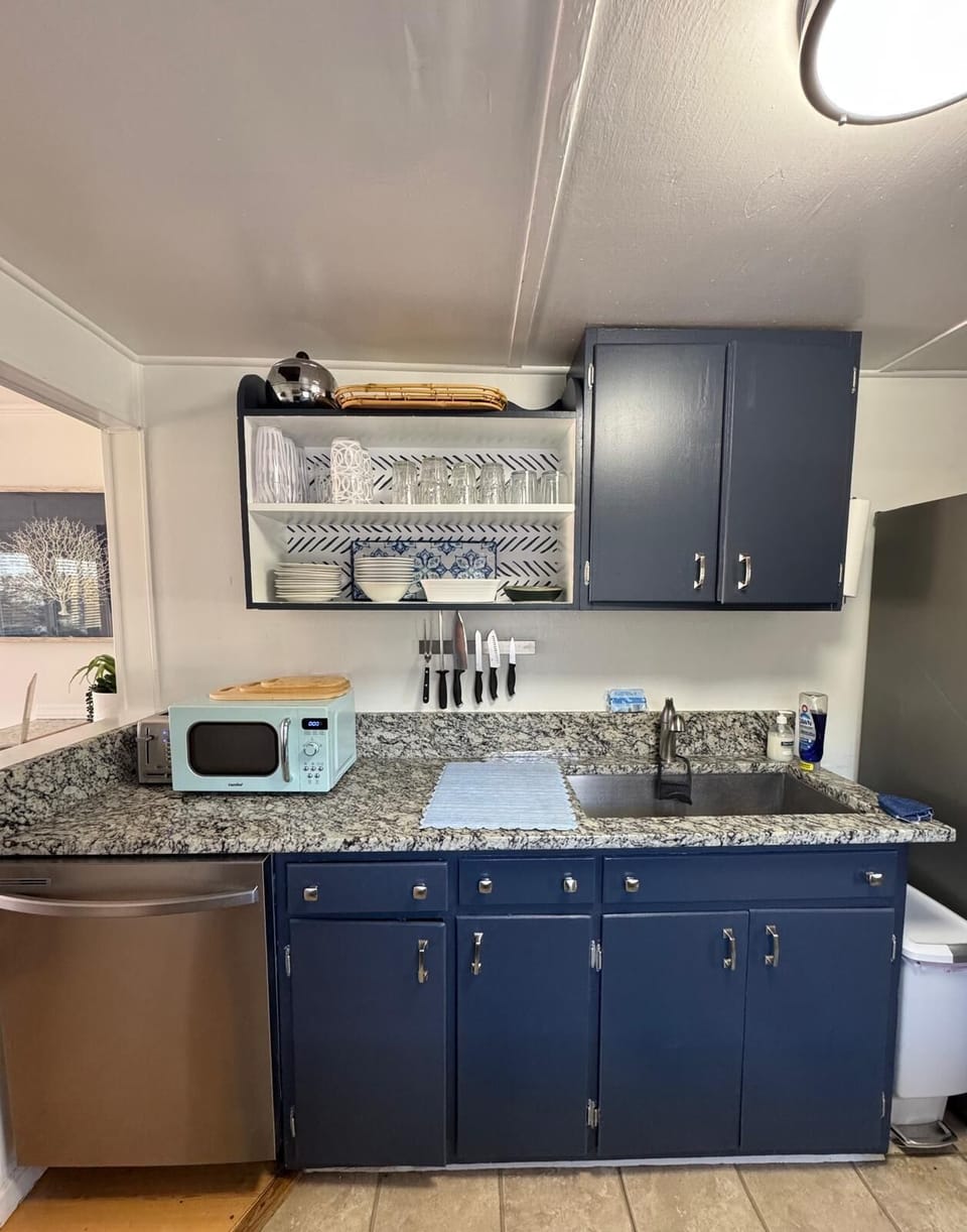 Full kitchen
