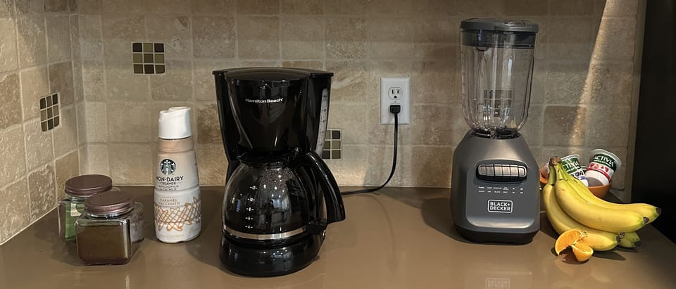 Dedicated breakfast and smoothie bar in the kitchen