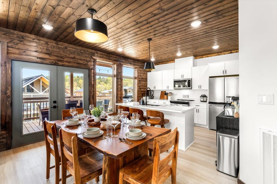 7 seater dinner room + island with 3 seats - Main level
