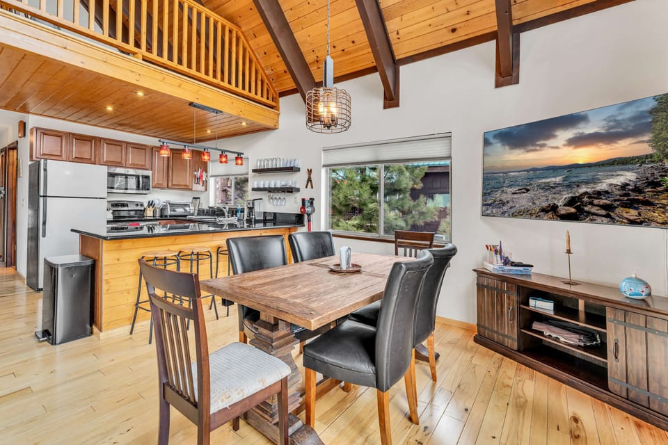 Dining area: Main floor, table seating for 6, bar seating for 4, outdoor deck access