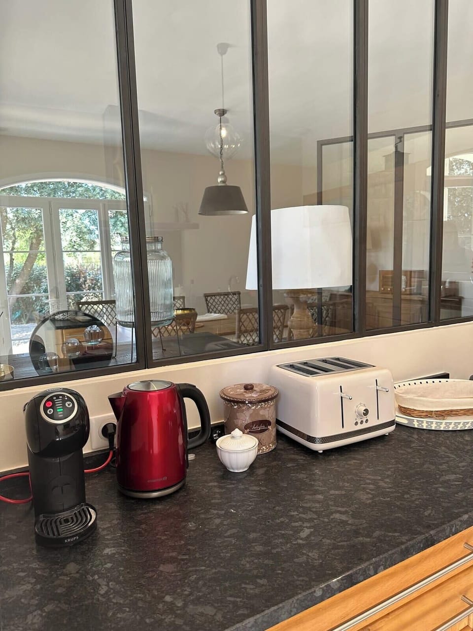 Fully equipped kitchen: kettle, coffee maker, toaster.
