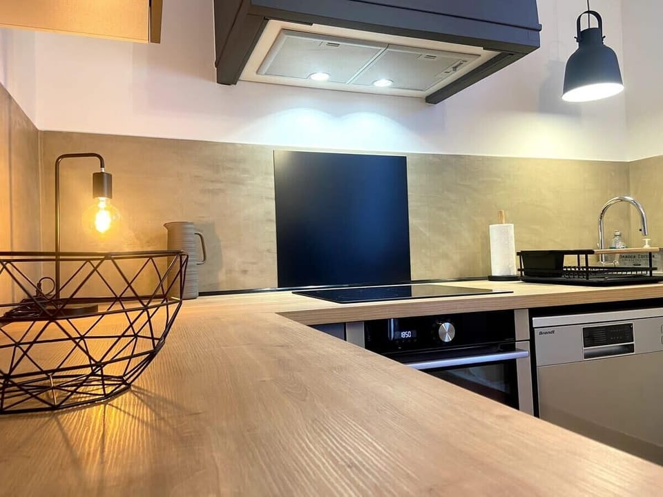 Hob, oven and hood