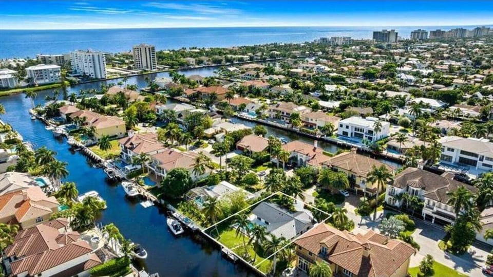 Half a mile to shops, cafes, restaurants including Trader Joes