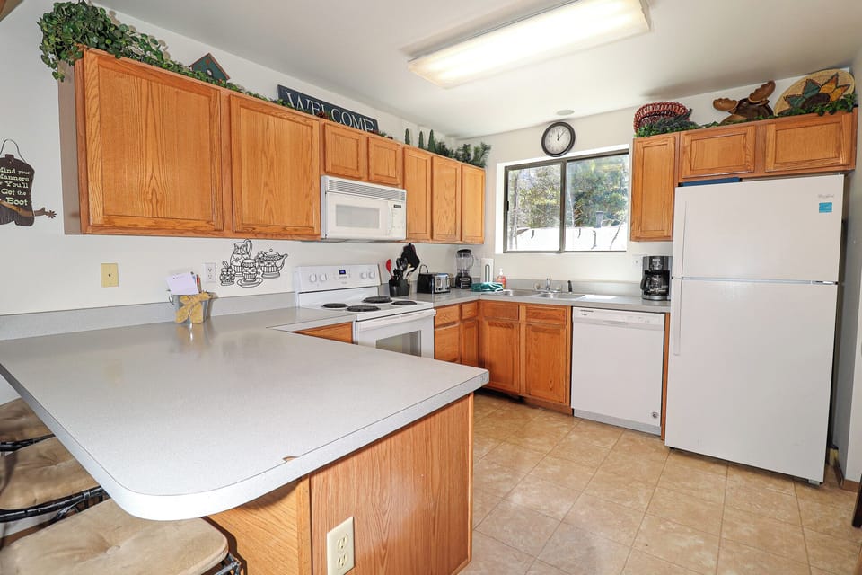 Full Kitchen w/ Countertop Seating for 3
