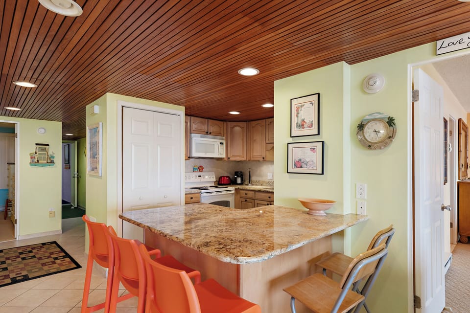 Plenty of seating in Dining Area and at Breakfast Bar.