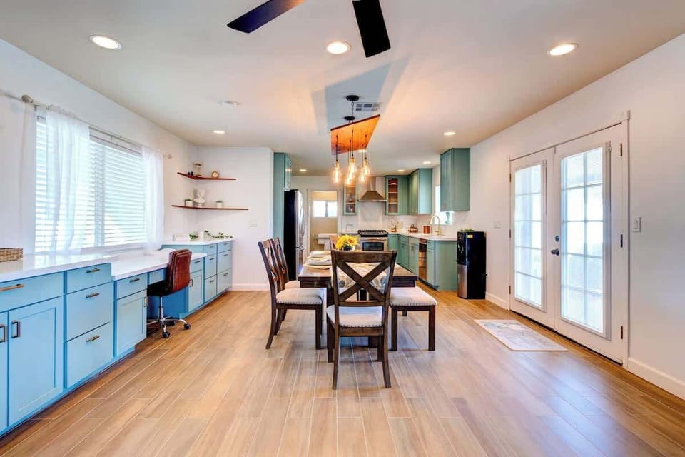 Stylish dining area, ideal for meals and gatherings.
