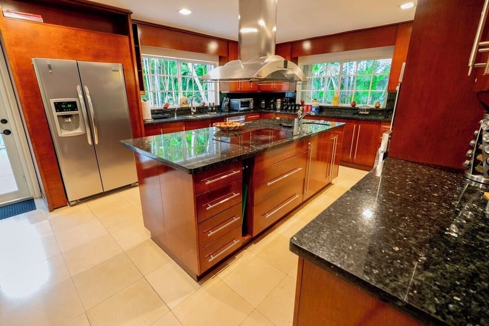 Natural Light + All the Appliances You Need 