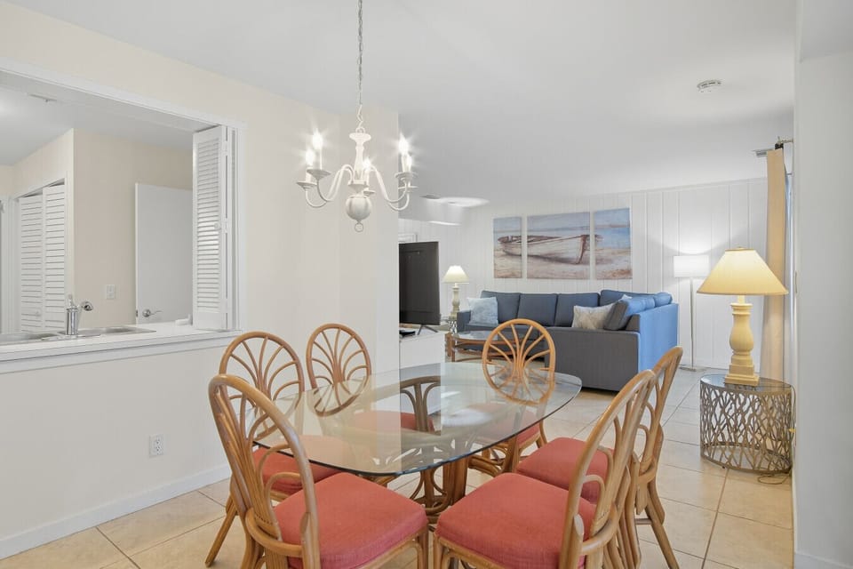 Dining room seats 6