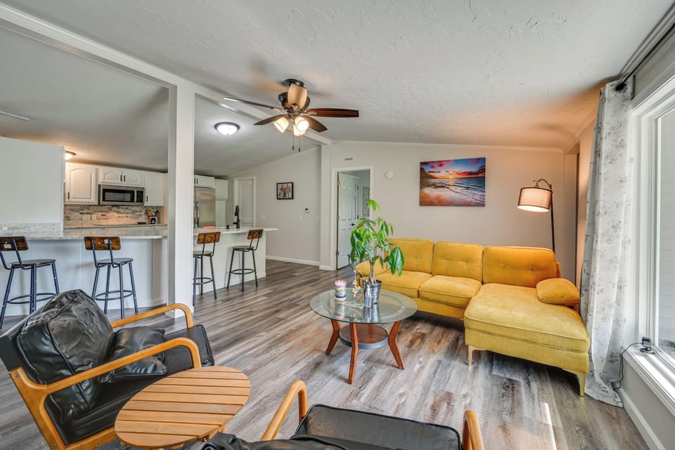 Living Room | Free WiFi | Central A/C