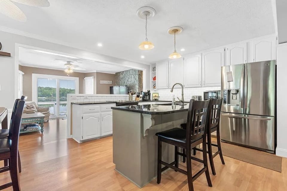 Kitchen with view to the lake