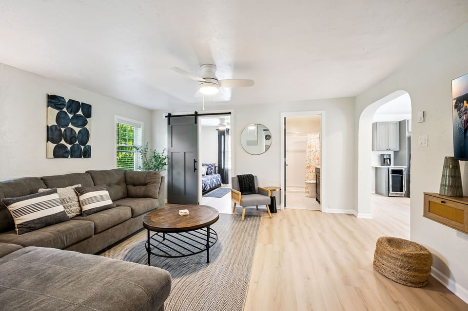 Relax watching a movie or your favorite show in the cozy LR with Smart TV!