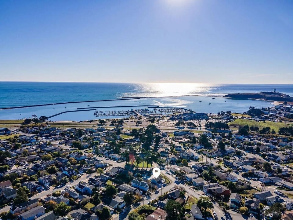 house location. Walk to beach, Sam's Chowder House, restaurants, harbor, bikes